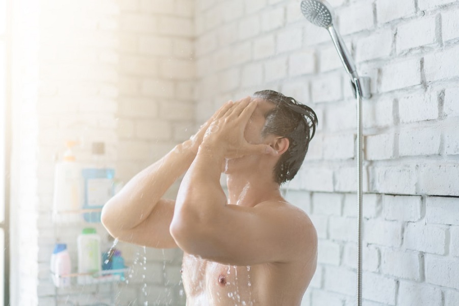 Tắm nước ấm vào buổi sáng có thể giúp thư giãn, tăng tuần hoàn máu và giảm đau