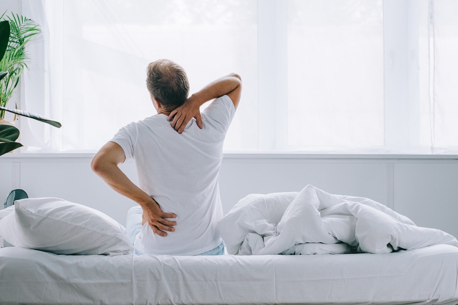 Đau lưng sau khi ngủ dậy có thể do nguyên nhân sinh lý hoặc là biểu hiện của bệnh lý