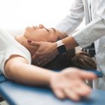 Massage cơ cổ để giúp phần cổ được thư giãn