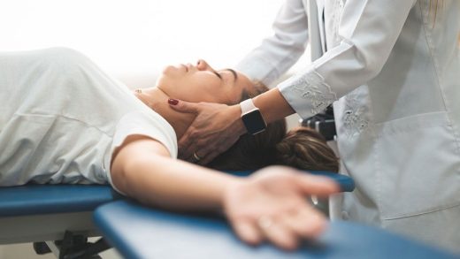 Massage cơ cổ để giúp phần cổ được thư giãn