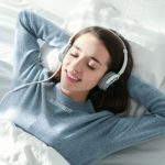 Đeo tai nghe khi ngủ giúp bạn tránh tiếng ồn, thoải mái thư giãn, thưởng thức những bản nhạc hay đúng điệu và dễ dàng chìm sâu vào giấc ngủ