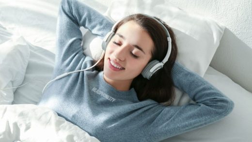 Đeo tai nghe khi ngủ giúp bạn tránh tiếng ồn, thoải mái thư giãn, thưởng thức những bản nhạc hay đúng điệu và dễ dàng chìm sâu vào giấc ngủ