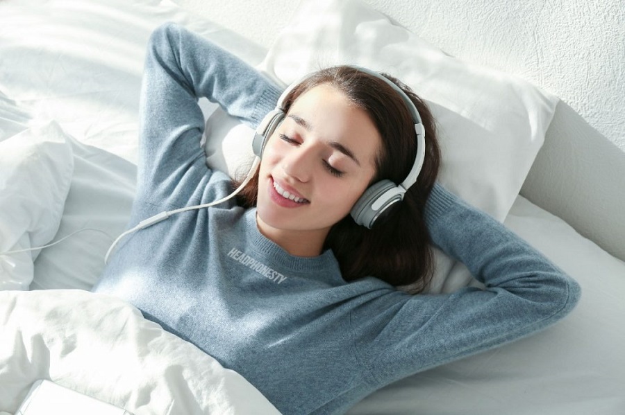 Đeo tai nghe khi ngủ giúp bạn tránh tiếng ồn, thoải mái thư giãn, thưởng thức những bản nhạc hay đúng điệu và dễ dàng chìm sâu vào giấc ngủ