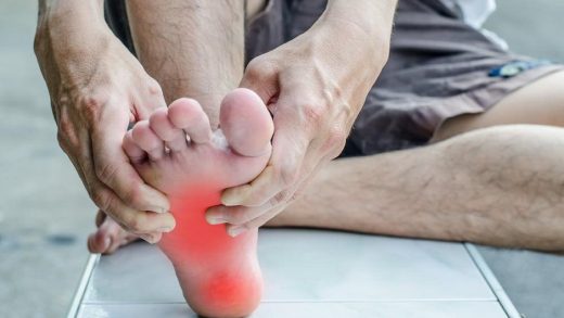 Đau lòng bàn chân khi thức dậy buổi sáng có thể do thói quen sinh hoạt không tốt nhưng đồng thời cũng có thể là biểu hiện của bệnh lý nghiêm trọng