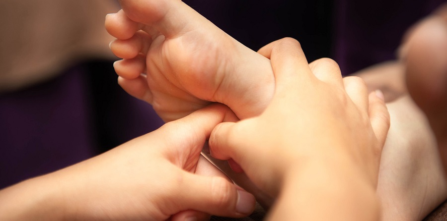 Massage xoa bóp chân có thể giúp giảm đau hiệu quả