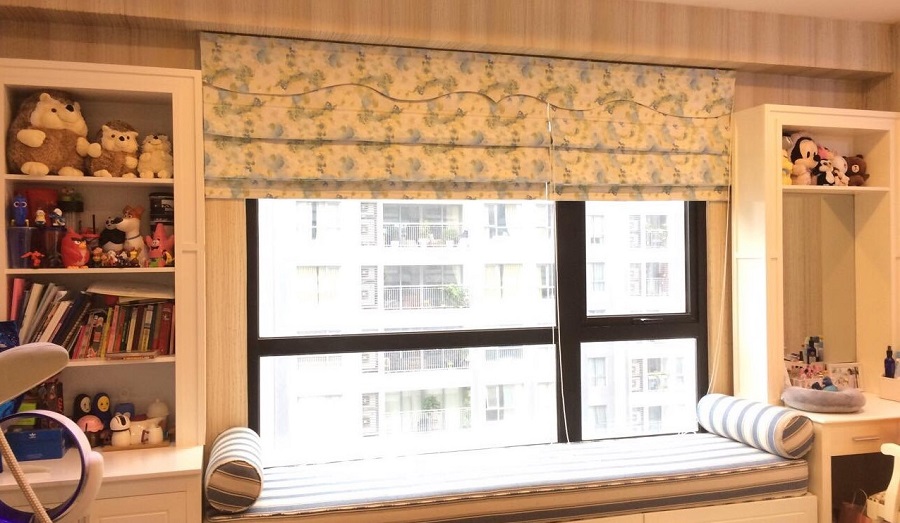 Với những không gian phòng ngủ diện tích bé và cửa sổ hẹp, một thiết kế rèm cuốn họa tiết hoa nhí tranh nhã sẽ là lựa chọn hoàn hảo nhất