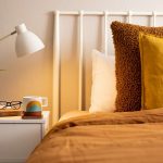 Đèn sưởi được sử dụng trong phòng ngủ để tạo nhiệt, giúp bạn dễ vào giấc ngủ