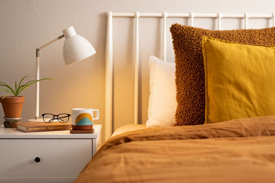 Đèn sưởi được sử dụng trong phòng ngủ để tạo nhiệt, giúp bạn dễ vào giấc ngủ