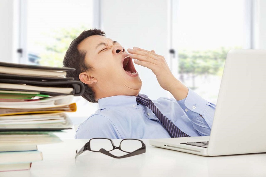 Thiếu ngủ vào buổi tối sẽ khiến cơ thể bạn mệt mỏi, uể oải khi làm việc vào ban ngày