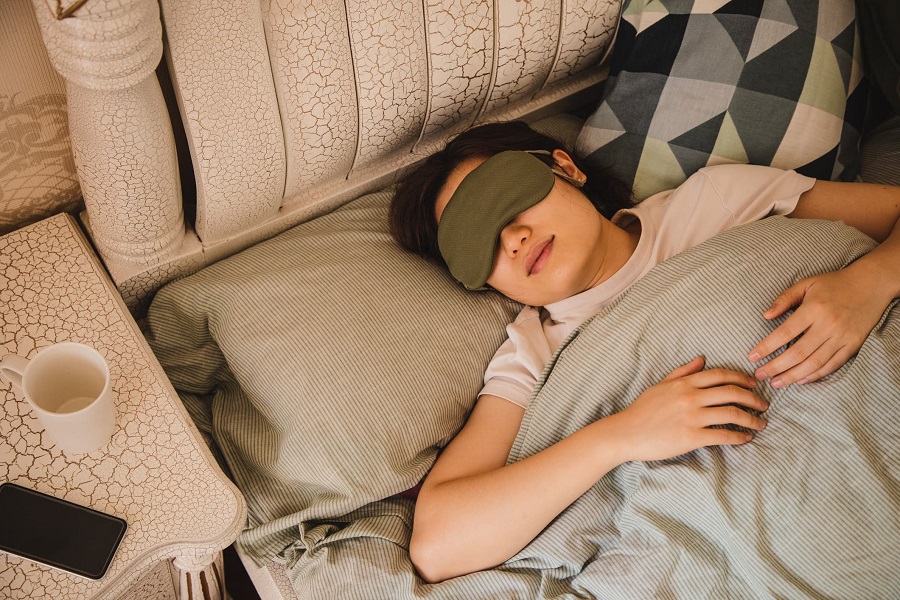 Hạn chế ánh sáng xanh từ các thiết bị điện tử giúp bạn dễ đi vào giấc ngủ hơn